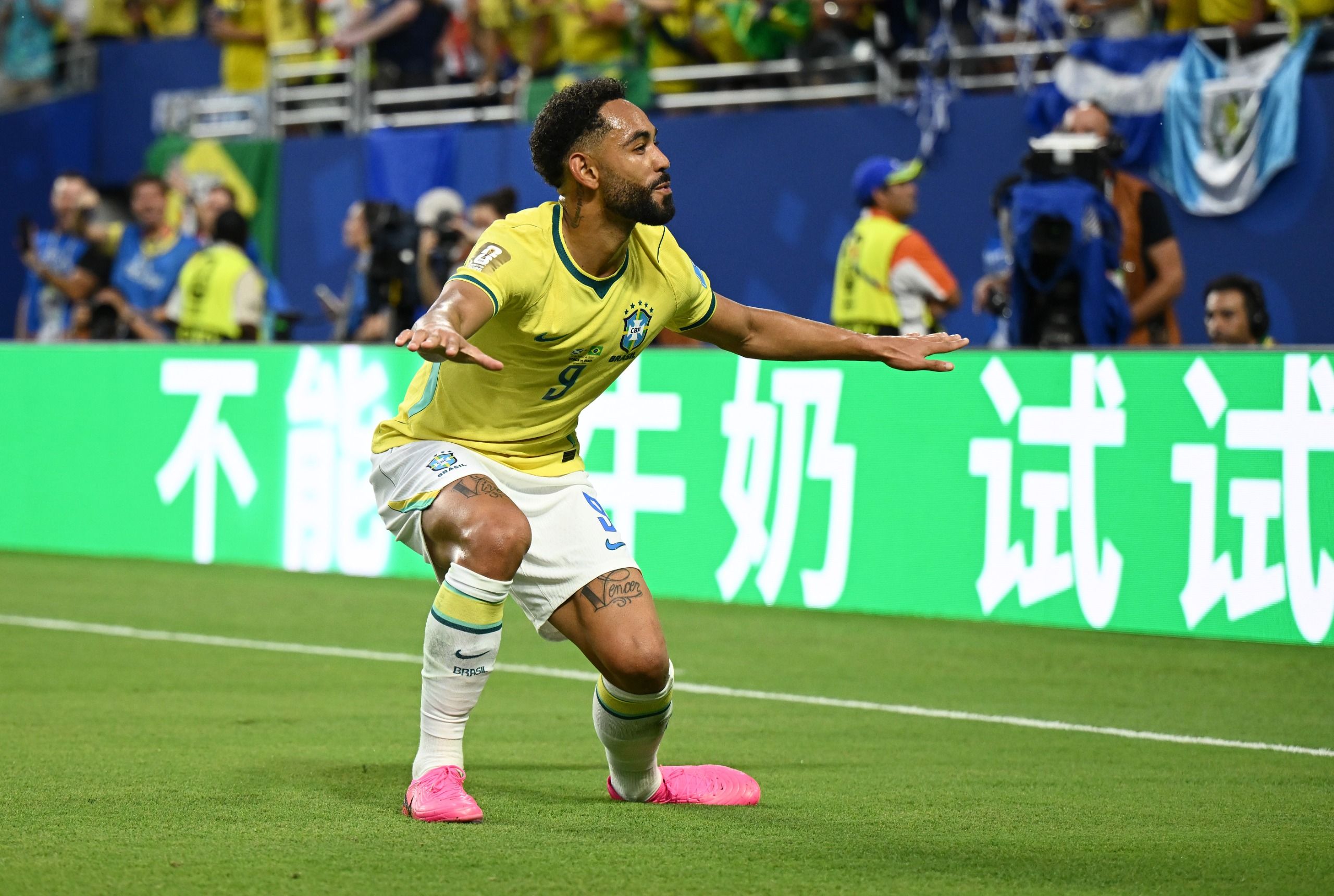 Brasil bate Escócia por 3 a 0 em noite de baile e surf