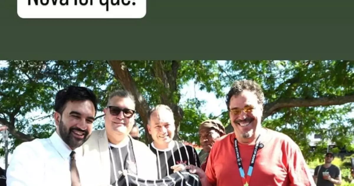 Prefeito de Nova York é presenteado por Casagrande e dirigentes após fala sobre o Corinthians