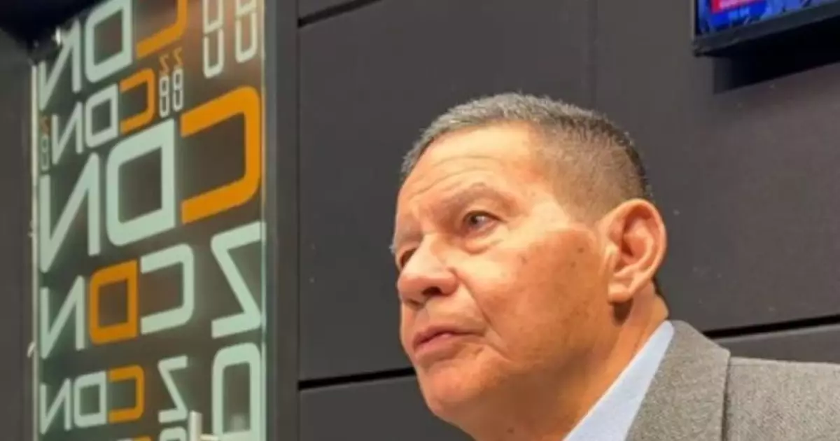 "Eduardo Bolsonaro é uma metralhadora giratória que só nos prejudica", diz senador Mourão em entrevista