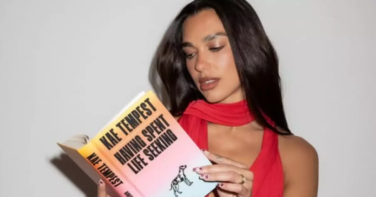 Dua Lipa abre biblioteca com mais de 100 livros censurados; autora brasileira é escolhida