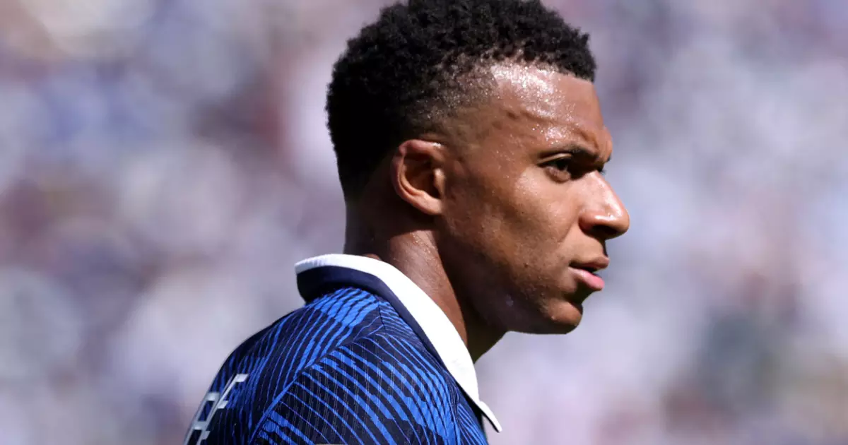 Poucos sabem, mas antes da Copa de 2026, Mbappé foi alvo de racismo e transfobia após suposto romance com modelo trans que posou na Playboy; hoje, vive affair com atriz de 'Elite'