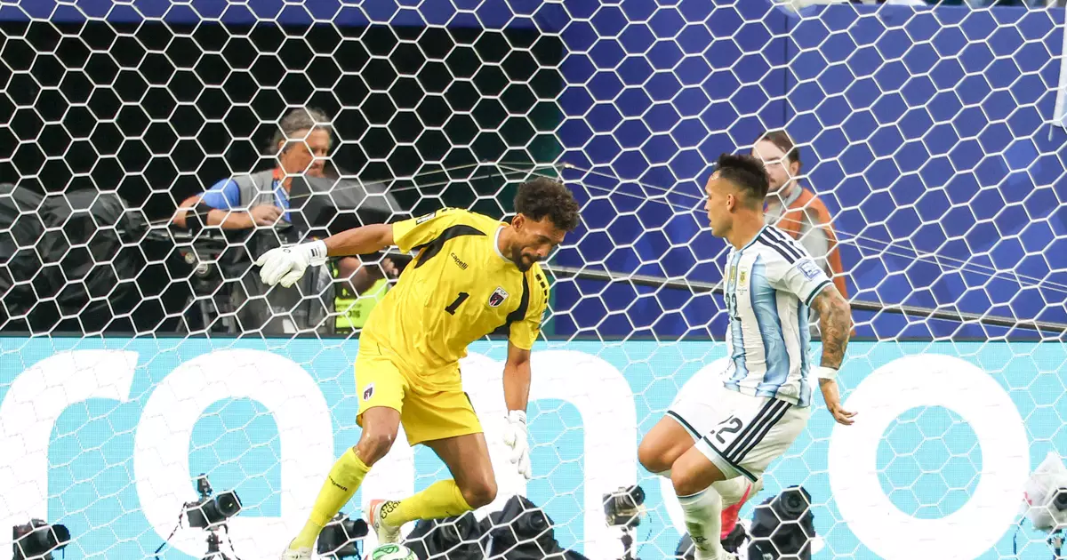 Após eliminação na Copa, Vozinha se mostra aberto para jogar no futebol brasileiro