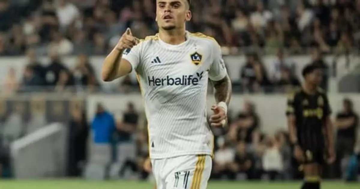 Reforço do Cruzeiro, Gabriel Pec chega em Belo Horizonte