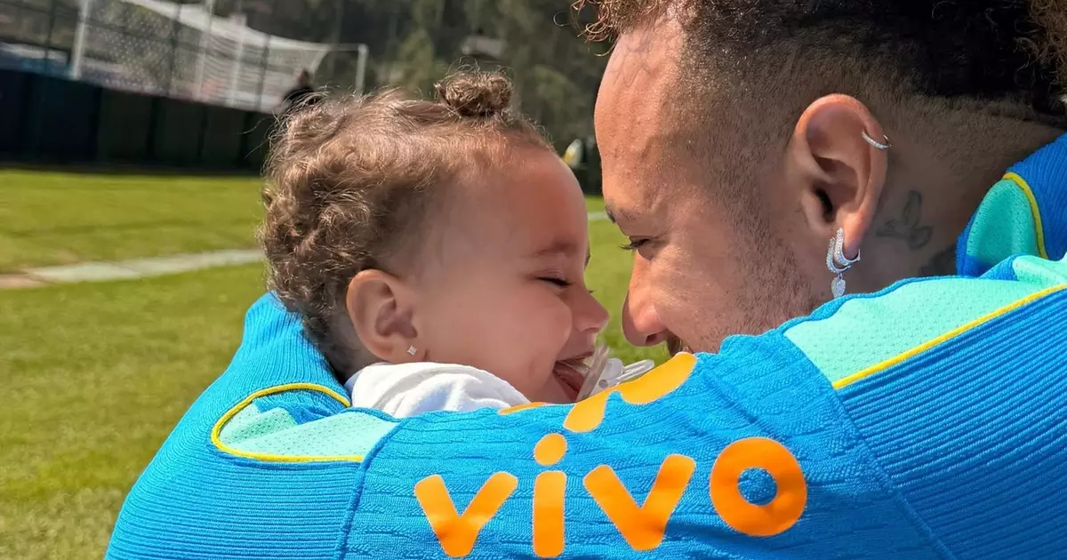 Filha de Neymar e Bruna Biancardi, grávida pela 3ª vez, Mel faz 1 ano; web aponta melhor presente em dia de jogo decisivo do Brasil na Copa 2026: 'Papai tem que...'