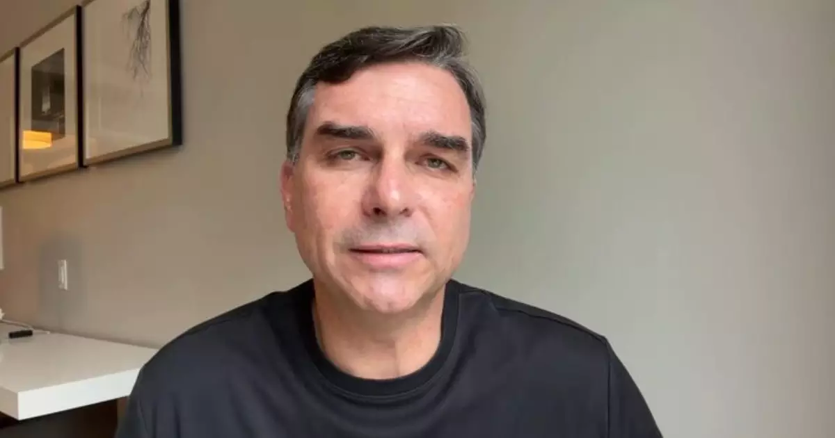 Flávio chama busca da PF na casa de Bolsonaro de 'cortina de fumaça' para apagar sua atuação nos EUA