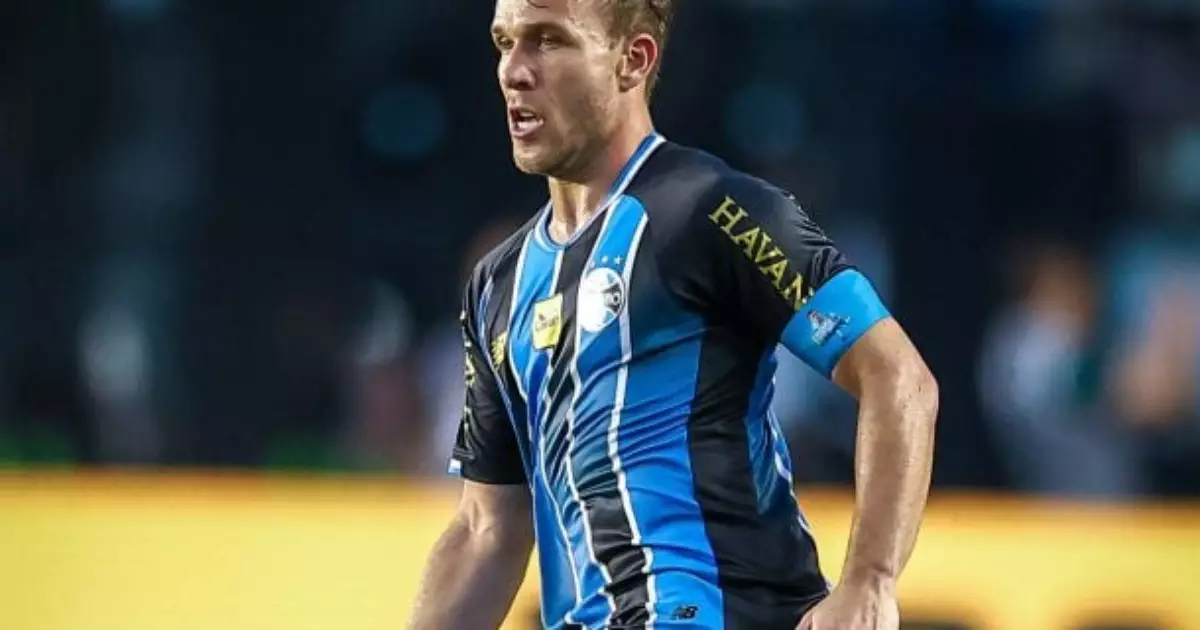 Arthur pede bolada para fechar com o Corinthians por duas temporadas
