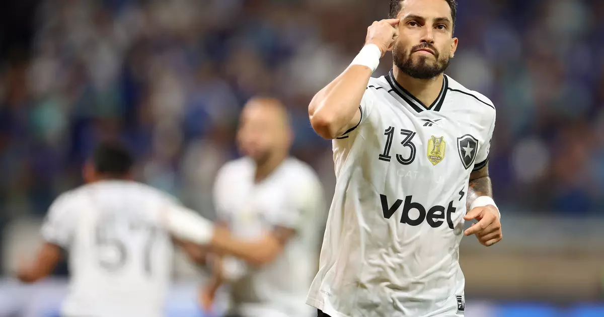 Botafogo vence o Santos, e Alex Telles faz desabafo após jogo