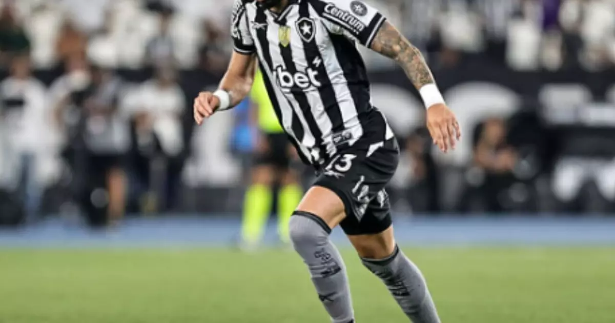 Vídeo: Alex Telles rasga o verbo e rebate imprensa por conta do Botafogo