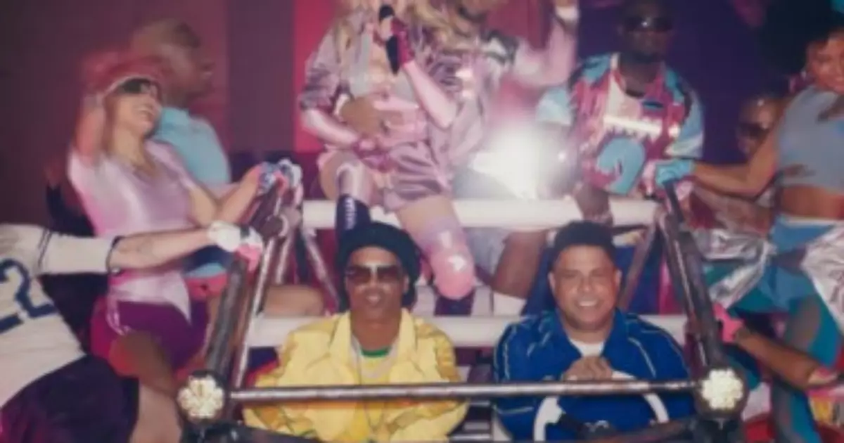 Madonna abre megashow do intervalo dando 'carona' a Ronaldinho Gaúcho e Fenômeno