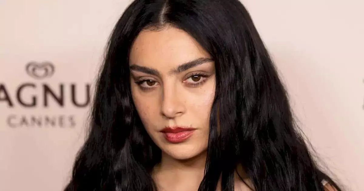 Charli XCX: audição do álbum 'Music, Fashion, Film' acontece em São Paulo