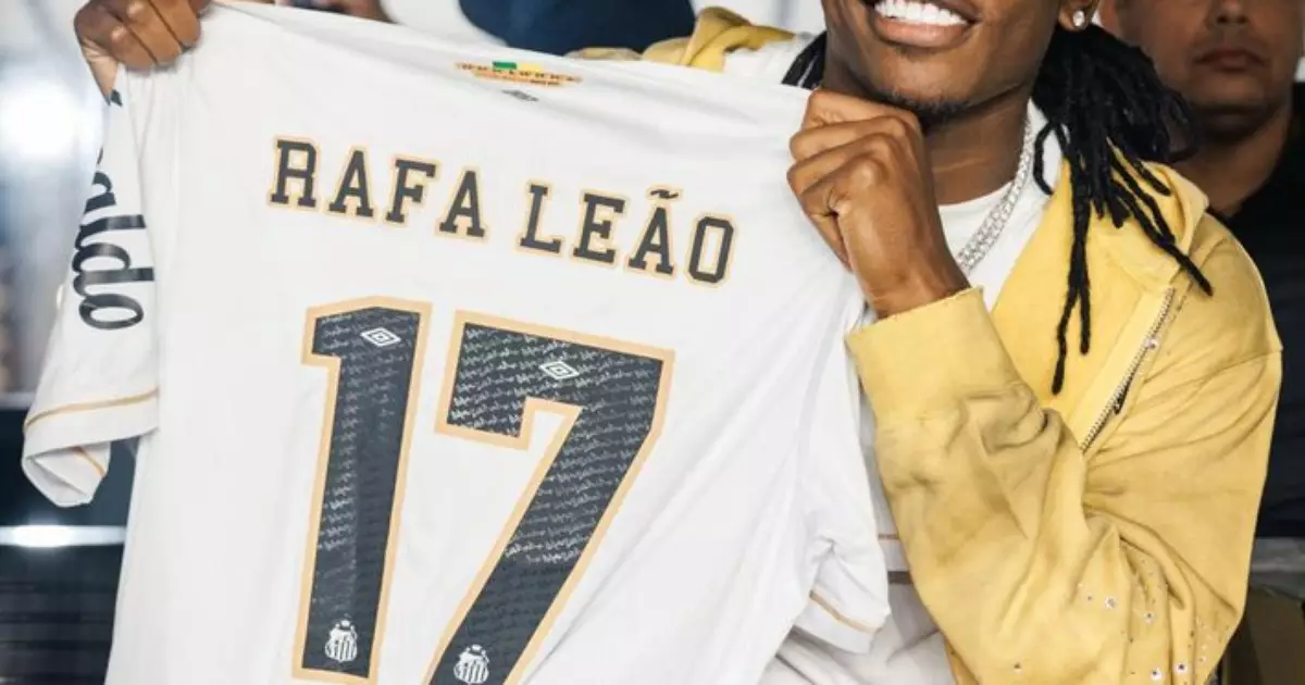 Rafael Leão vai à Vila Belmiro ver jogo do Santos e vibra com gol de Neymar; veja vídeo