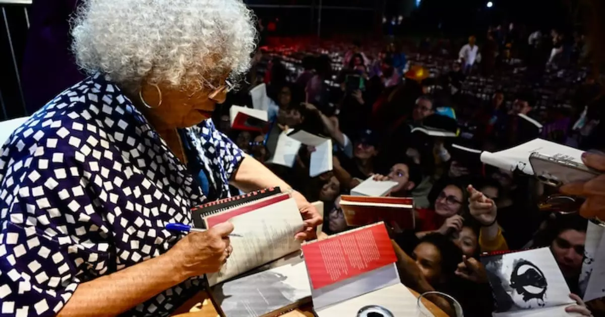 Mesa de Angela Davis na Flip 2026 tem problemas técnicos, autógrafos e críticas a Musk e Bolsonaro