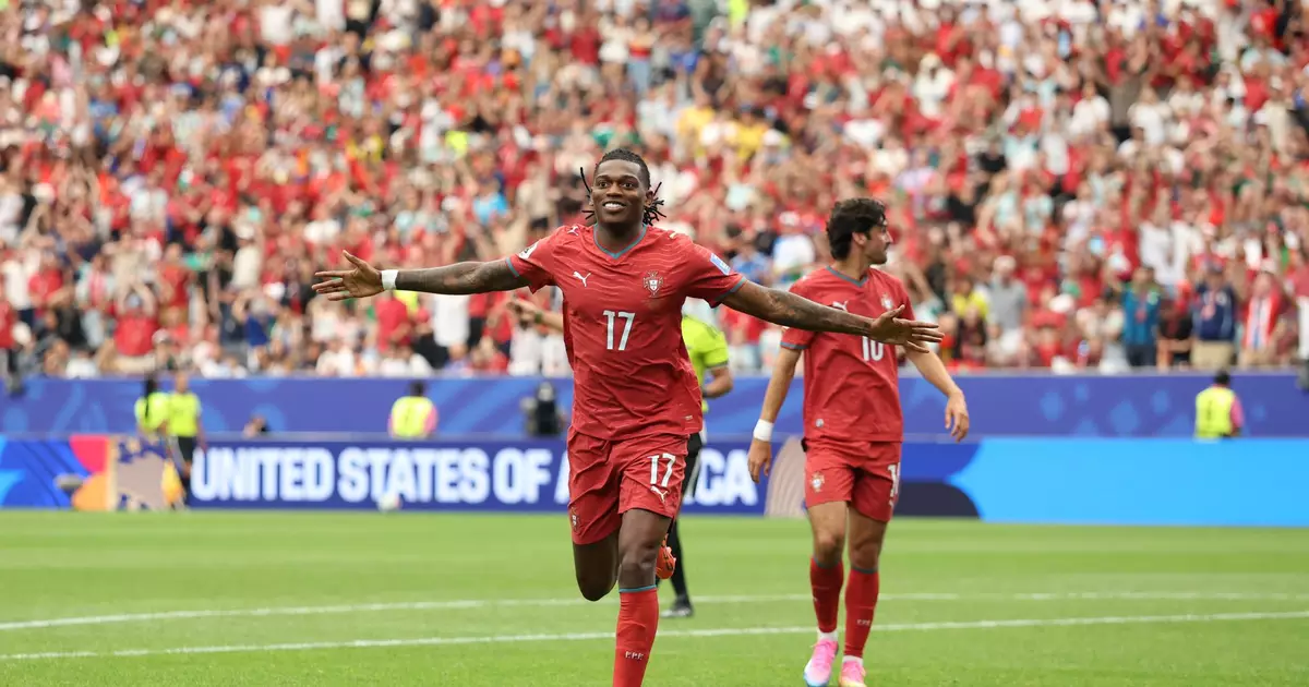 Rafael Leão realiza sonho ao assistir Neymar na Vila Belmiro e vibra com gol