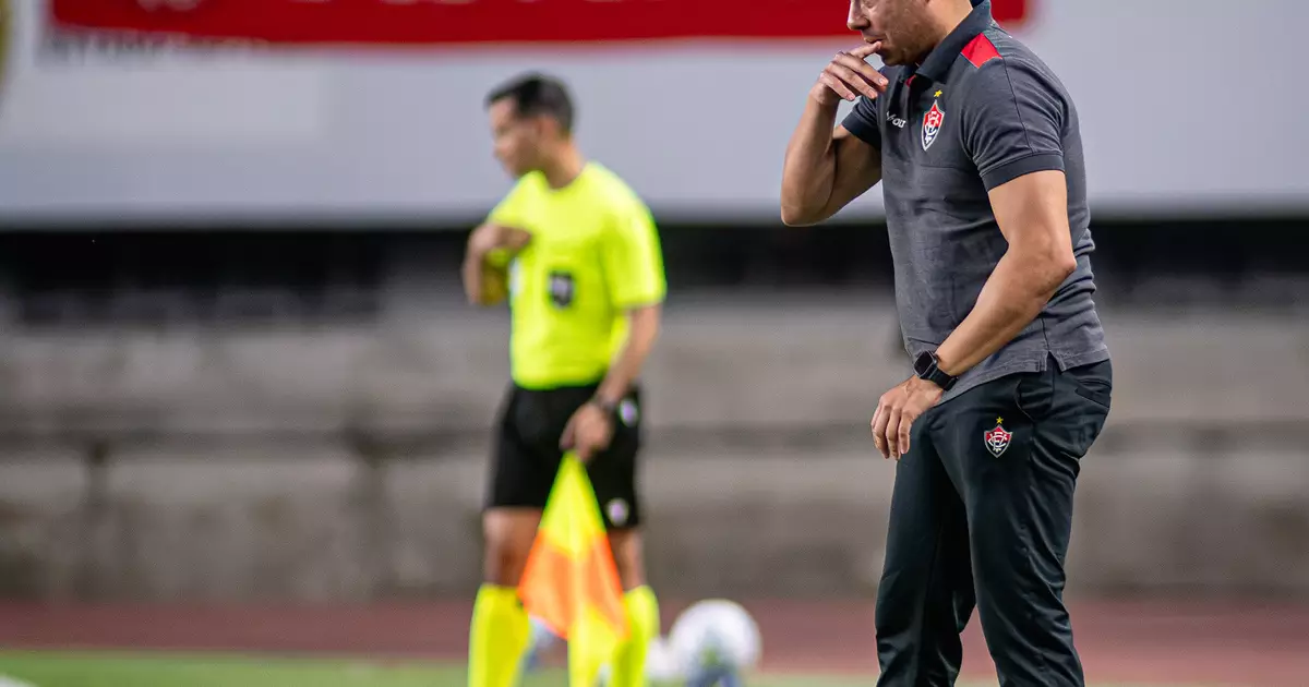 Jair Ventura lamenta falta de eficiência do Vitória e sai em defesa de Lucas Arcanjo após derrota para o Remo