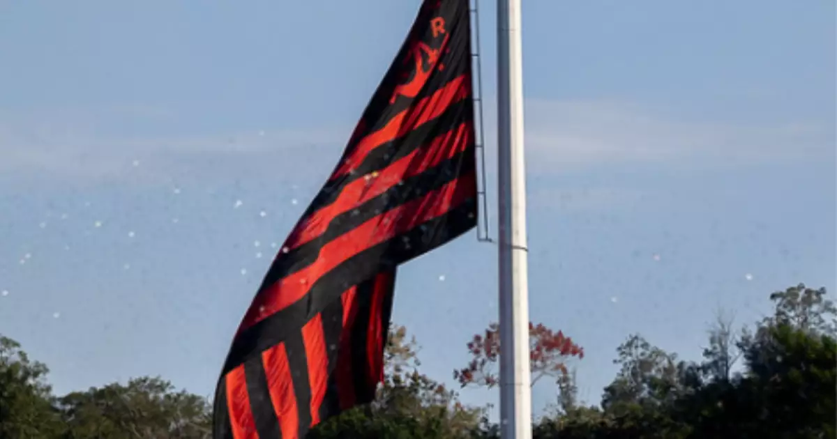 É oficial! Flamengo contrata atacante