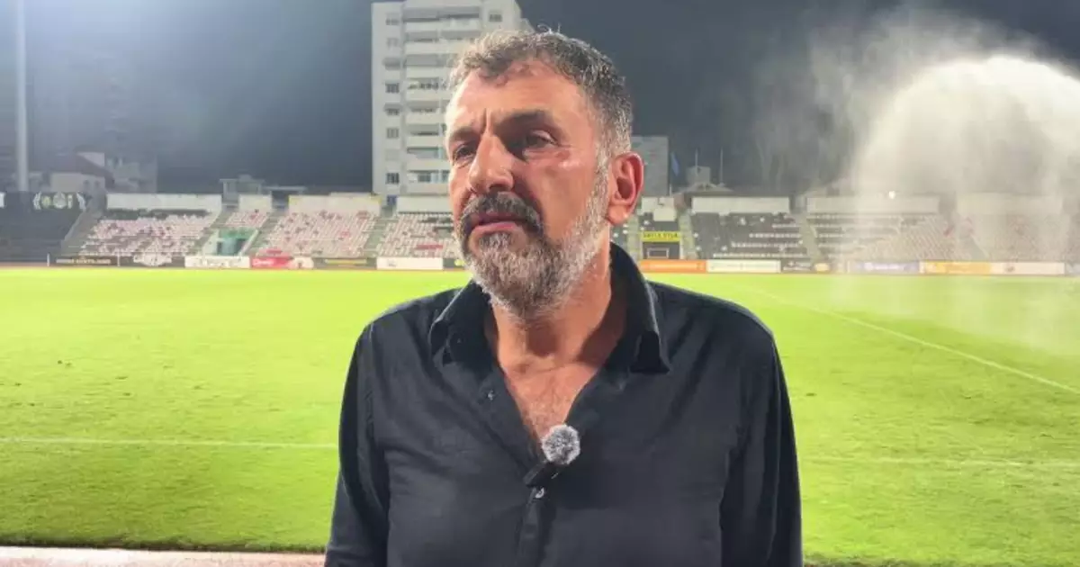 Presidente de clube viraliza ao distribuir dinheiro no vestiário após classificação