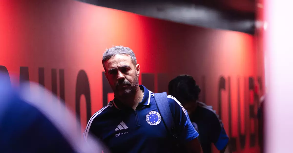 "Não fomos iguais a nós próprios", diz Artur Jorge após eliminação para o Flamengo na Copa Libertadores da América.