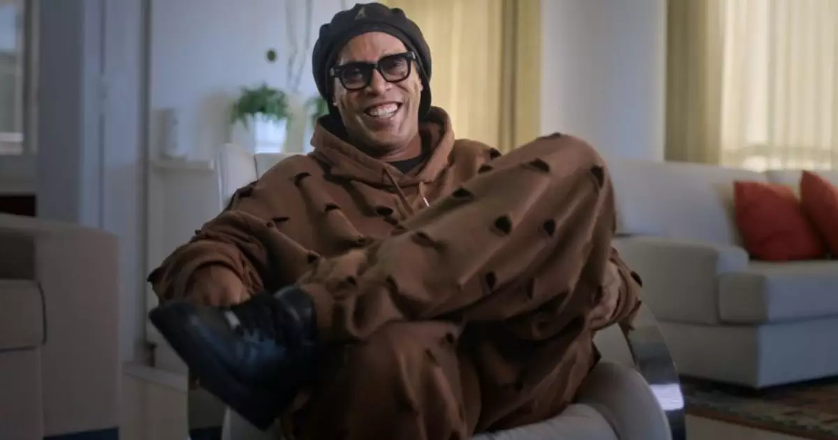 Vídeo: Ronaldinho Gaúcho desembarca na Europa para apresentar