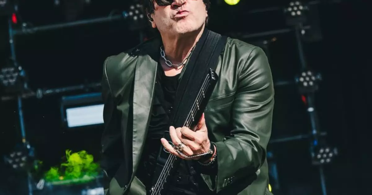 Paulo Ricardo revive RPM com show nostálgico até demais e cheio de caras e bocas no C6 no Rock