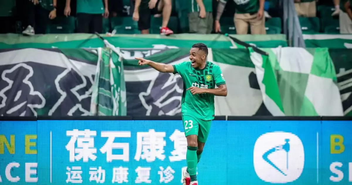 Ex-Corinthians brilha com golaço de bicicleta e assistência na Super Liga Chinesa
