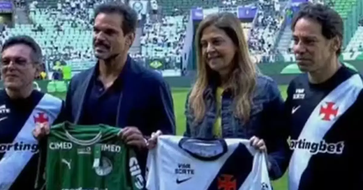 Marcos Lamacchia veste a camisa do Vasco e posa para foto ao lado de Leila Pereira