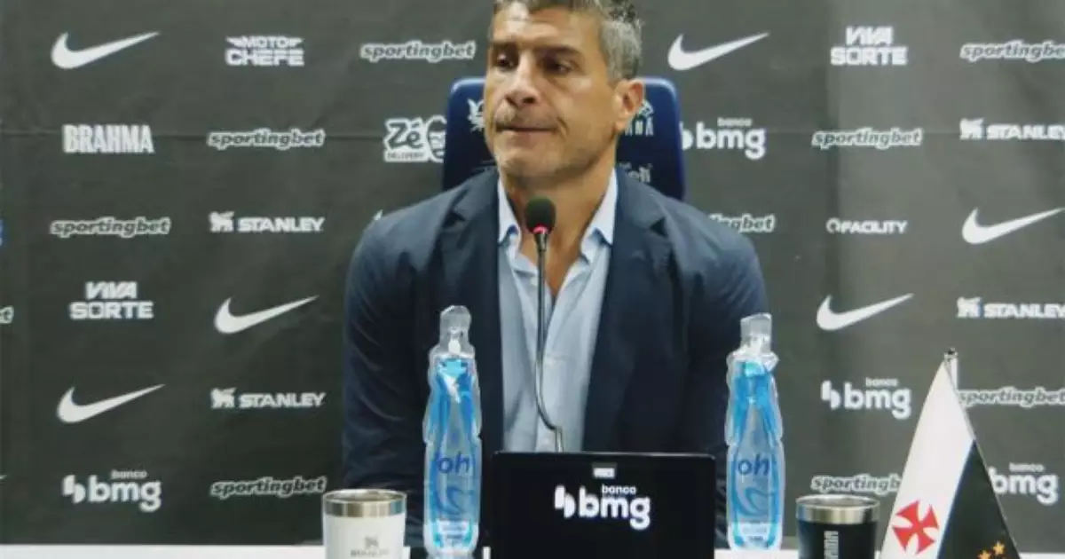 Pedro Emanuel manda recado em derrota do Vasco: "Futebol é gol"