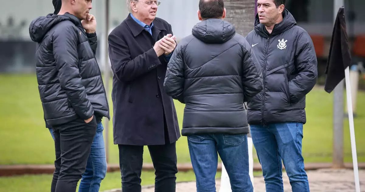 Corinthians quita um dos meses atrasados de direitos de imagem
