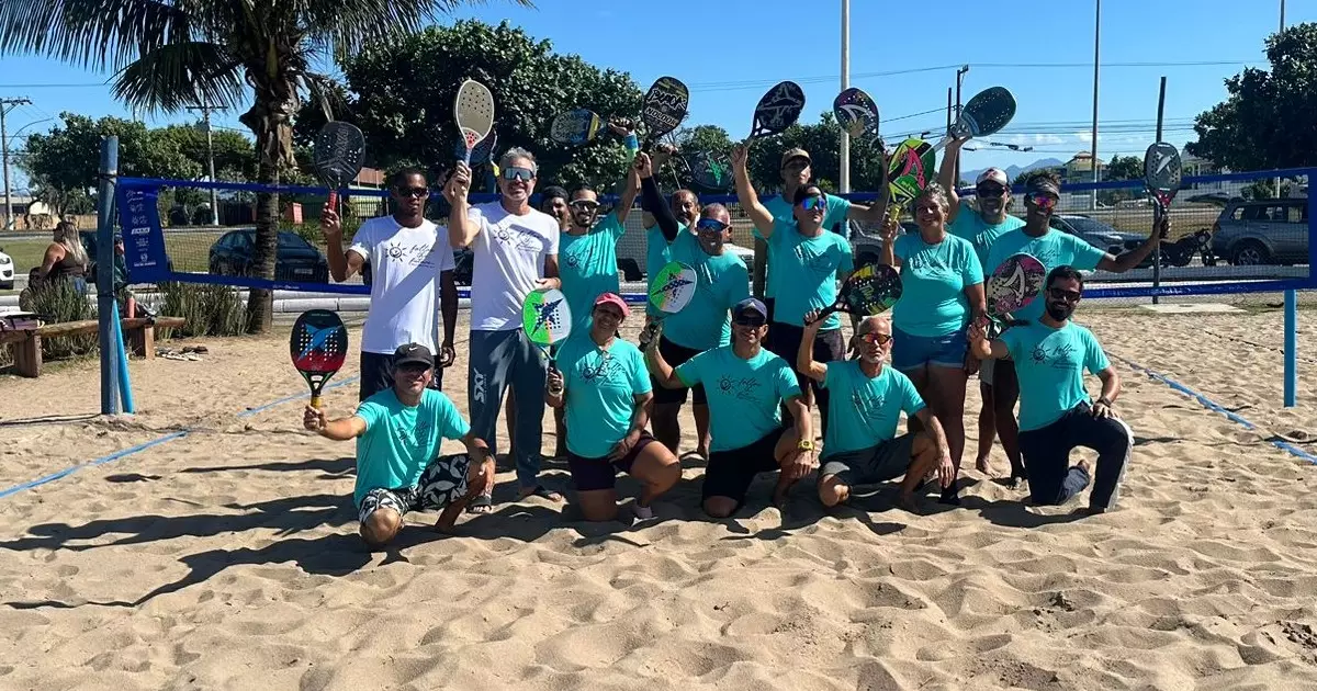 Praia do Leme recebe jovens de comunidades para capacitação em atividades de apoio a eventos de Beach Tennis nesta sexta