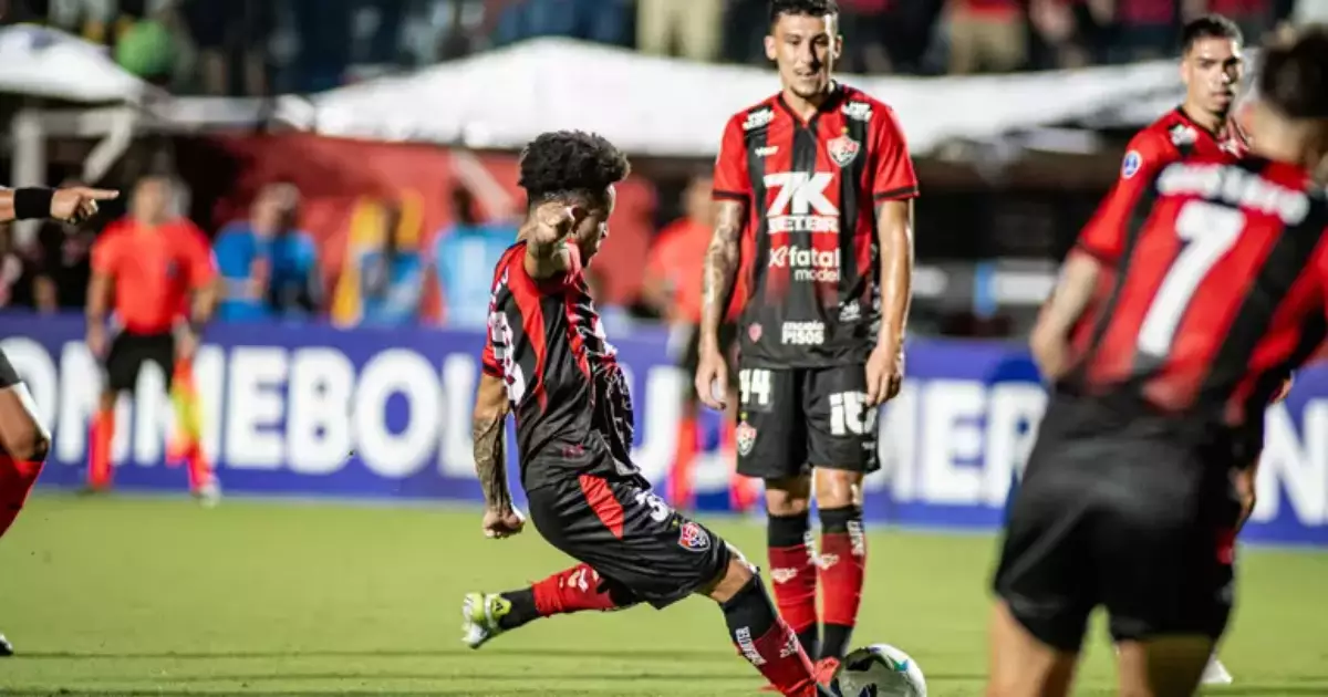Meia do Vitória provoca a torcida do Vasco