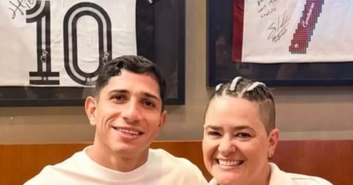 Soteldo e Savarino atraem fila de torcedores em restaurante no Rio