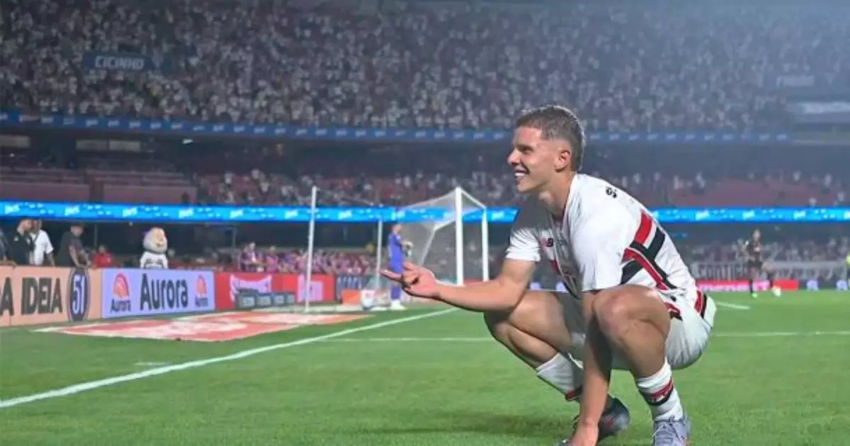 Gustavo Santana celebra primeiro gol no São Paulo à la Homem