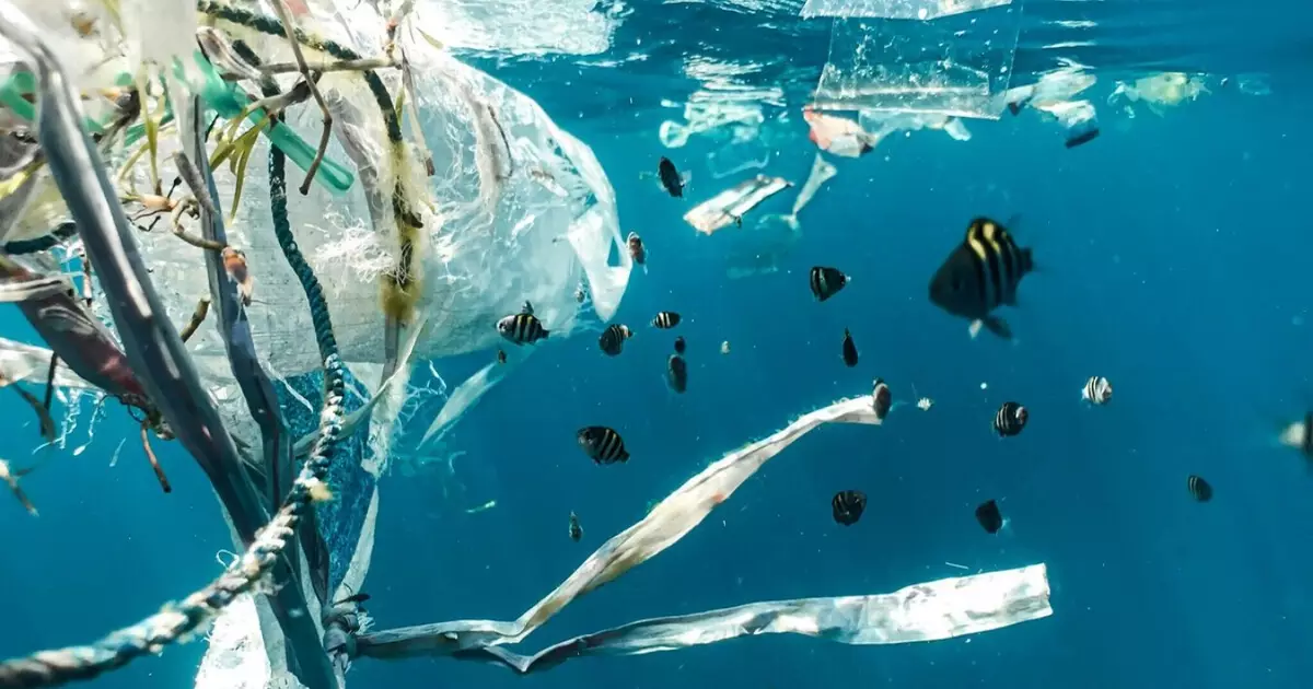 Pensávamos que sacolas e canudos eram os culpados pela poluição dos oceanos; mas o que preenche a mancha de lixo do Pacífico vem de uma indústria completamente diferente
