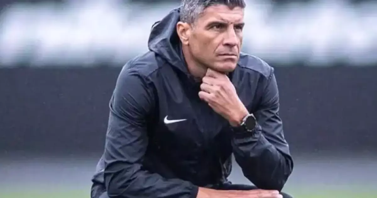 Técnico do Vasco admite surpresa com jogador durante duelo contra o Cruzeiro