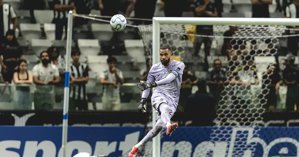 Eduardo Domínguez abre o jogo se Everson jogará contra o Cruzeiro pela Copa do Brasil