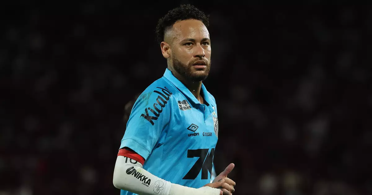 Neymar dá camisa a menino corintiano, mas cena termina com escolta da PM