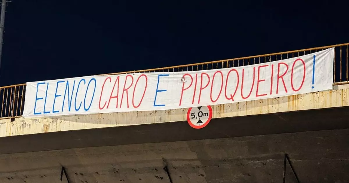 Torcedores do cruzeiro criticam elenco, treinador e executivo em faixas espalhadas por BH