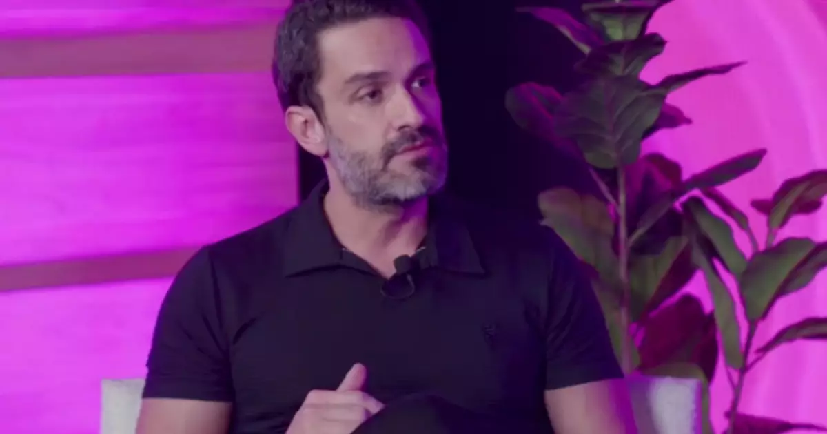 JP Vergueiro revela como protege a saúde mental de notícias pesadas: 'Vamos carregando energias'