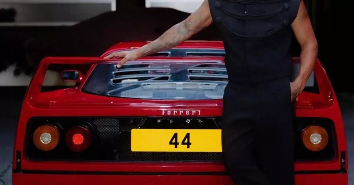 Lewis Hamilton faz entrada triunfal em Monza com Ferrari F40