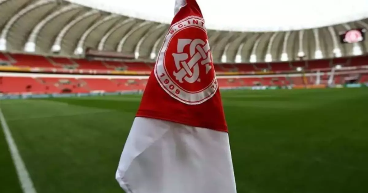 Jogador do Bahia e preparador físico do Internacional são suspensos pelo STJD