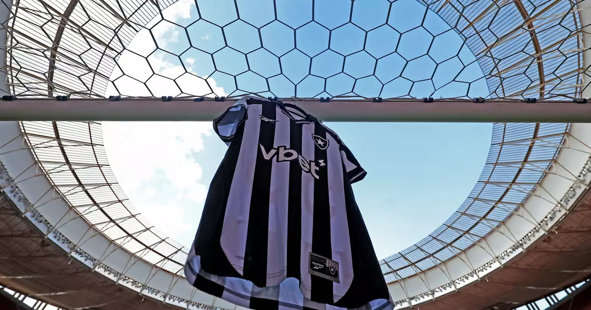 Botafogo avança por atacante ex