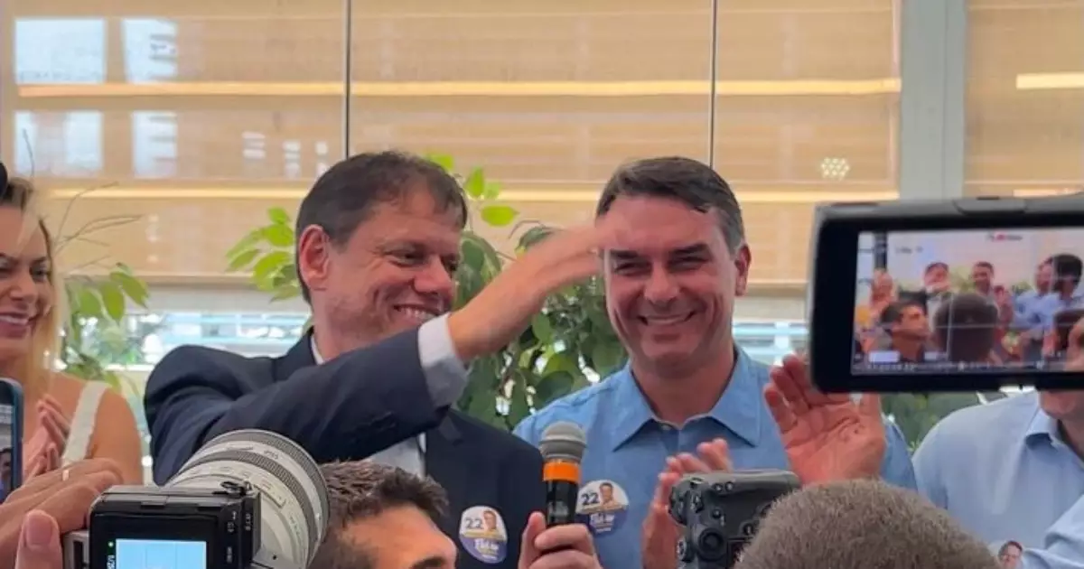 Flávio Bolsonaro pede 'espada da Justiça' em Brasília em culto com exibição de vídeo de Mendonça
