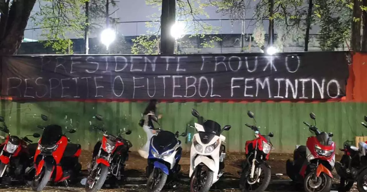Torcida do Corinthians cobra presidente em jogo do time feminino