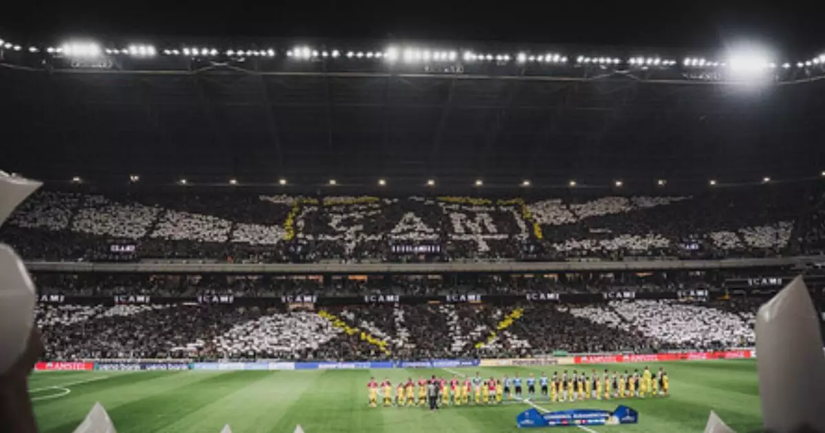 Torcedora volta a roubar a cena na Arena MRV em vitória do Atlético-MG