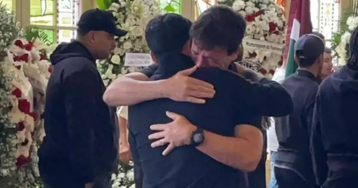 Emocionados, Diniz e Cano se abraçam em velório de Paulo Angioni no Rio