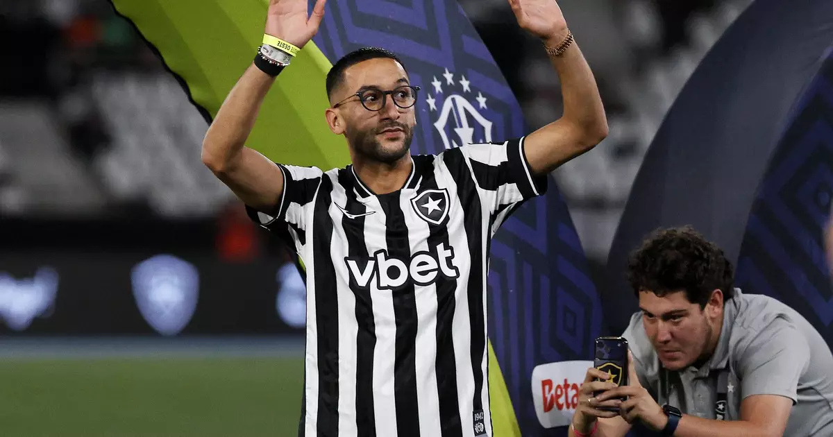Ziyech é apresentado à torcida do Botafogo antes de partida no Nilton Santos