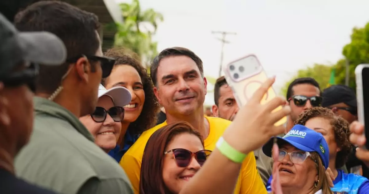 Flávio associa Lula a Moraes em comentário após sessão do STF