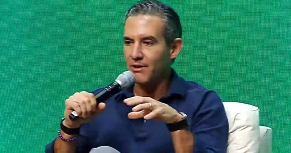 IA não vai tirar seu emprego, mas alguém usando IA vai, diz David Vélez, do Nubank