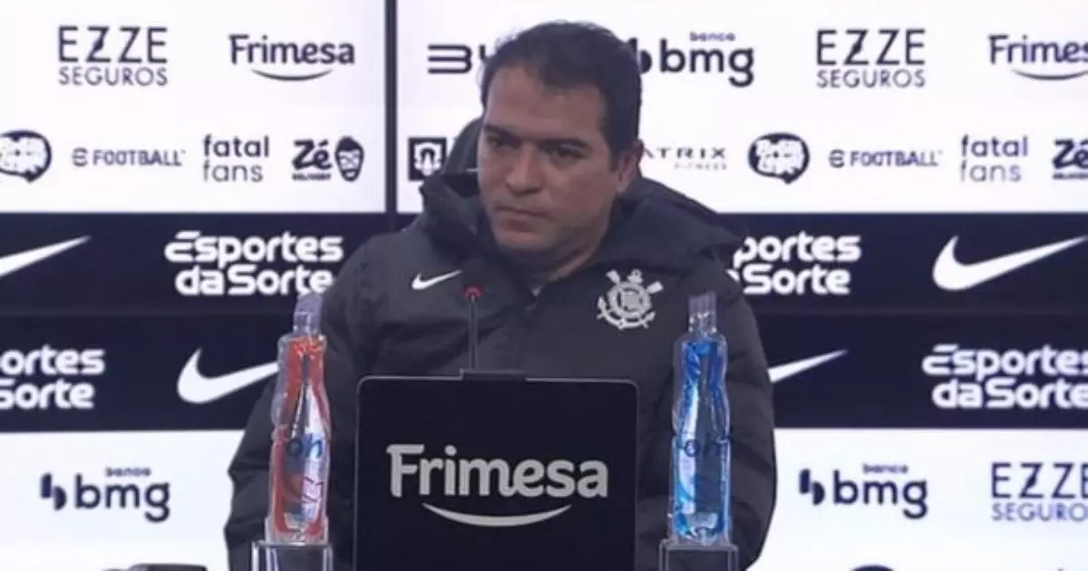Executivo de futebol lamenta eliminação e mantém Diniz no Corinthians