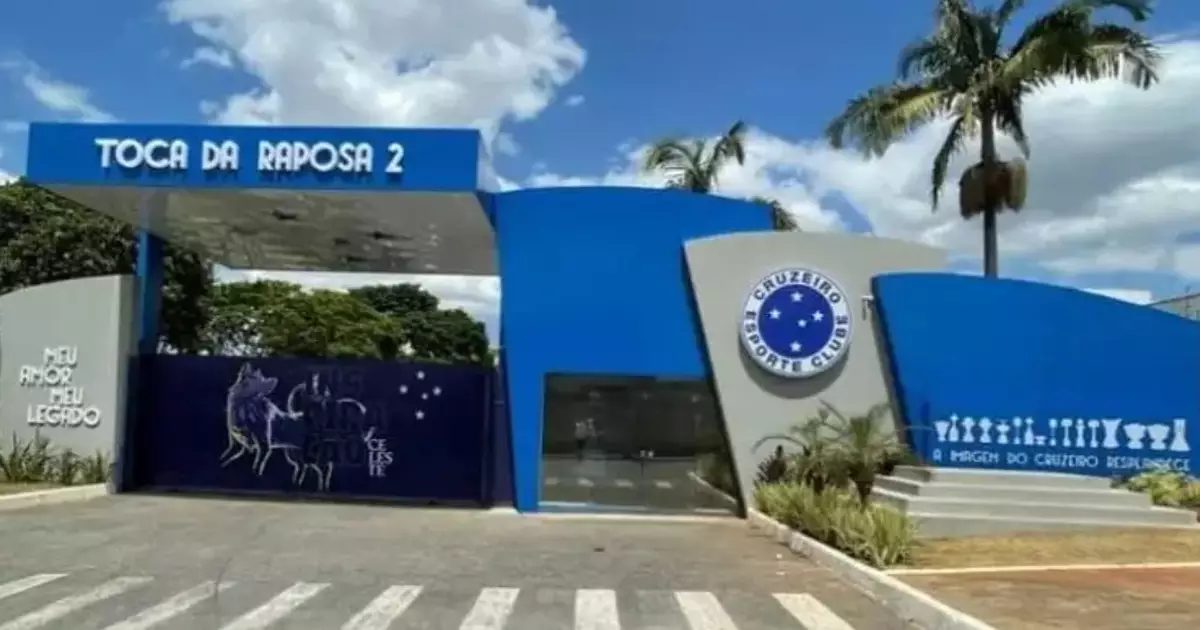 Torcedores do Cruzeiro protestam na Toca da Raposa II e fazem cobranças ao elenco