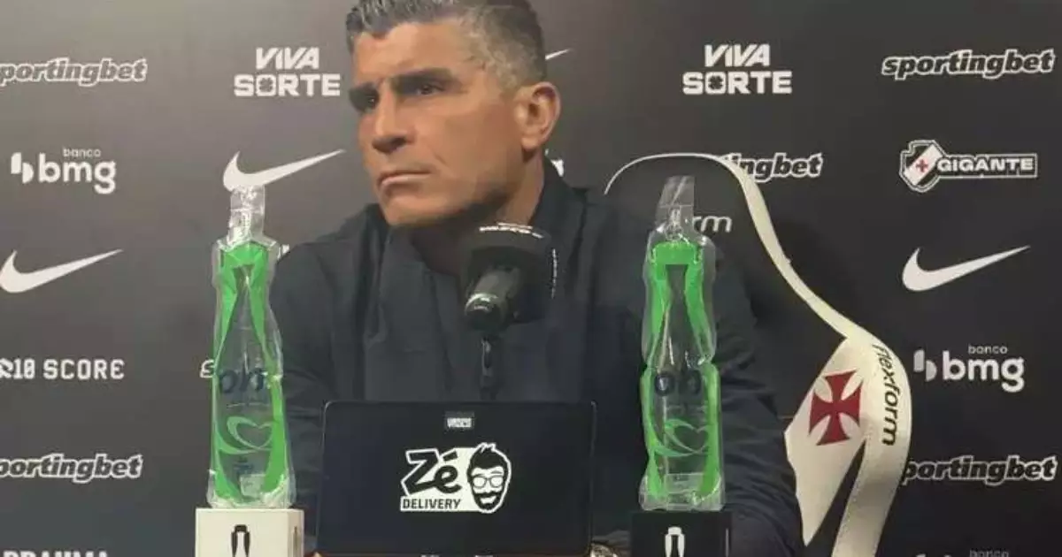 "Fui mais parte da torcida": Pedro Emanuel exalta atuação do Vasco na goleada sobre o Coritiba